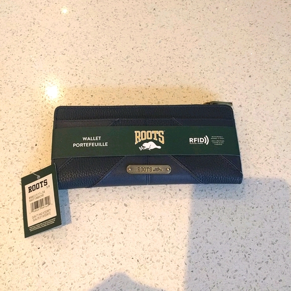 NWT navy blue wallet by Rootsπππ